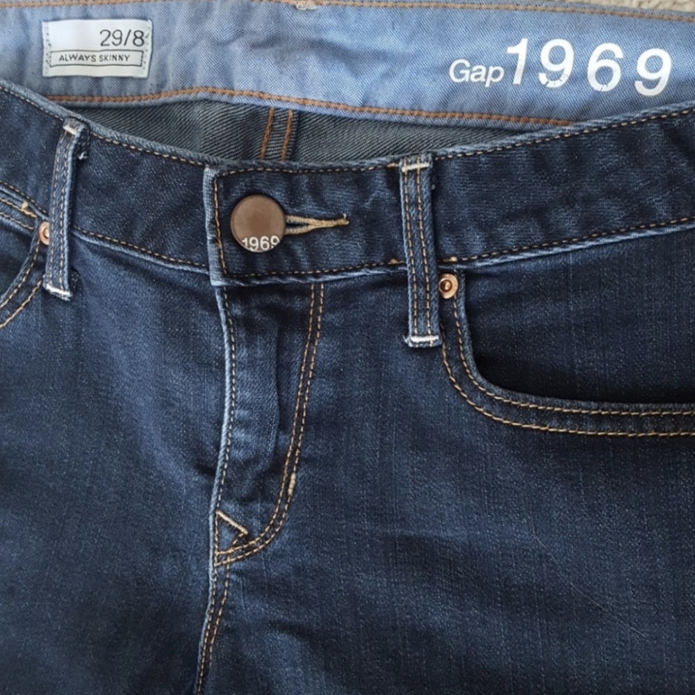 GAP skinny jeans (like new)